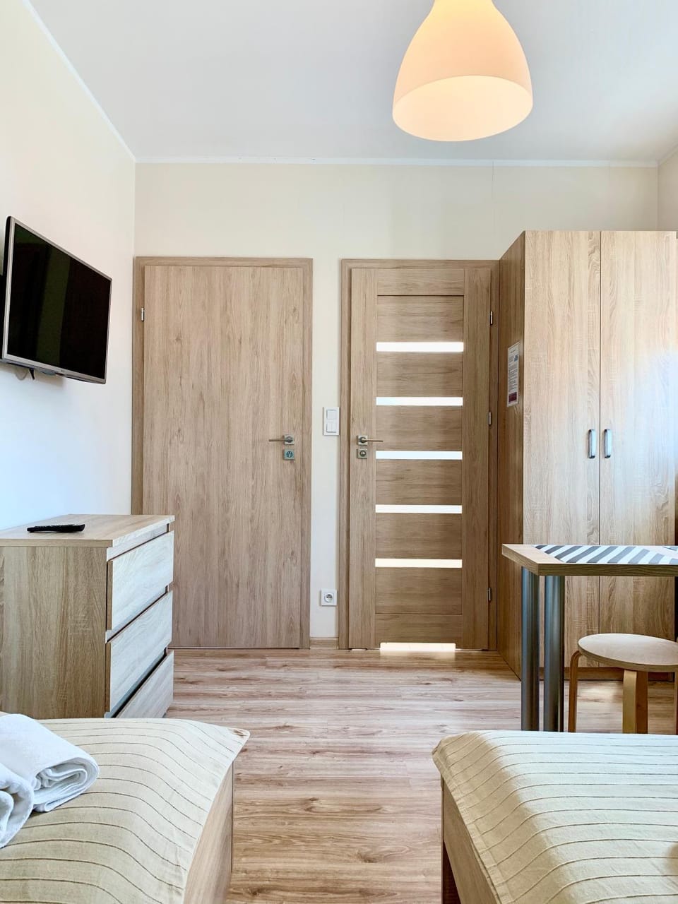 Bed, TV and multimedia, Kitchen or kitchenette, Photo of the whole room, Bedroom, wardrobe