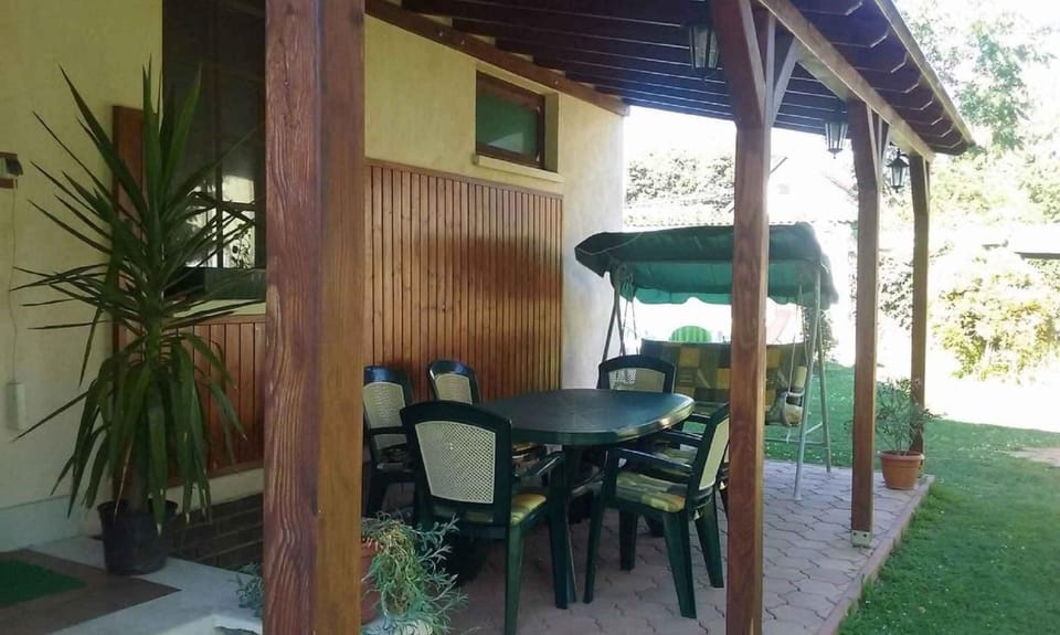 Property building, Summer, Balcony/Terrace