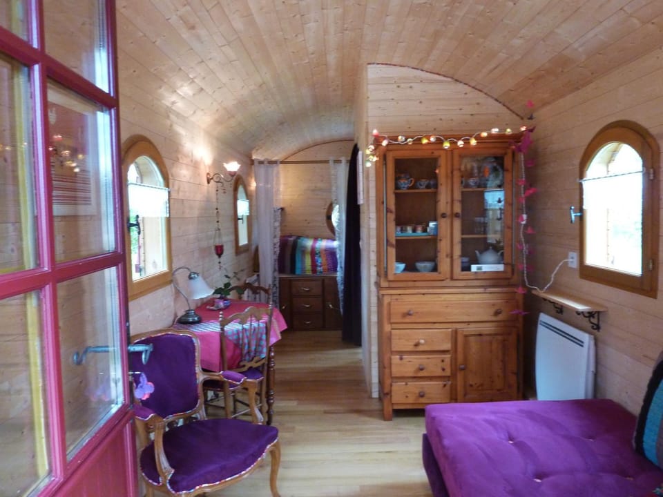Bed, Living room, Photo of the whole room, Seating area, Dining area, Bedroom