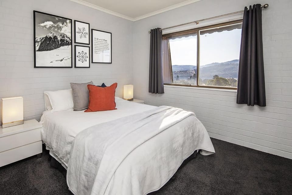 Bed, Decorative detail, Bedroom, Mountain view