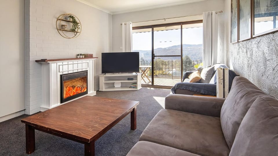 TV and multimedia, Living room, Seating area, flat iron