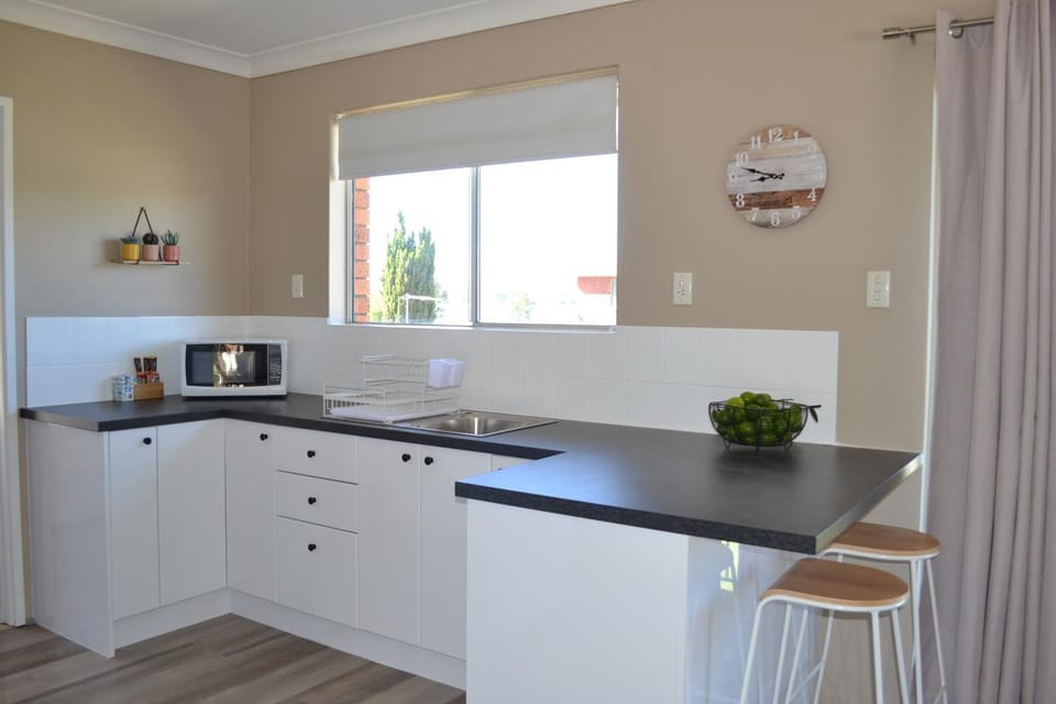 Kitchen or kitchenette, minibar, pet friendly, stove