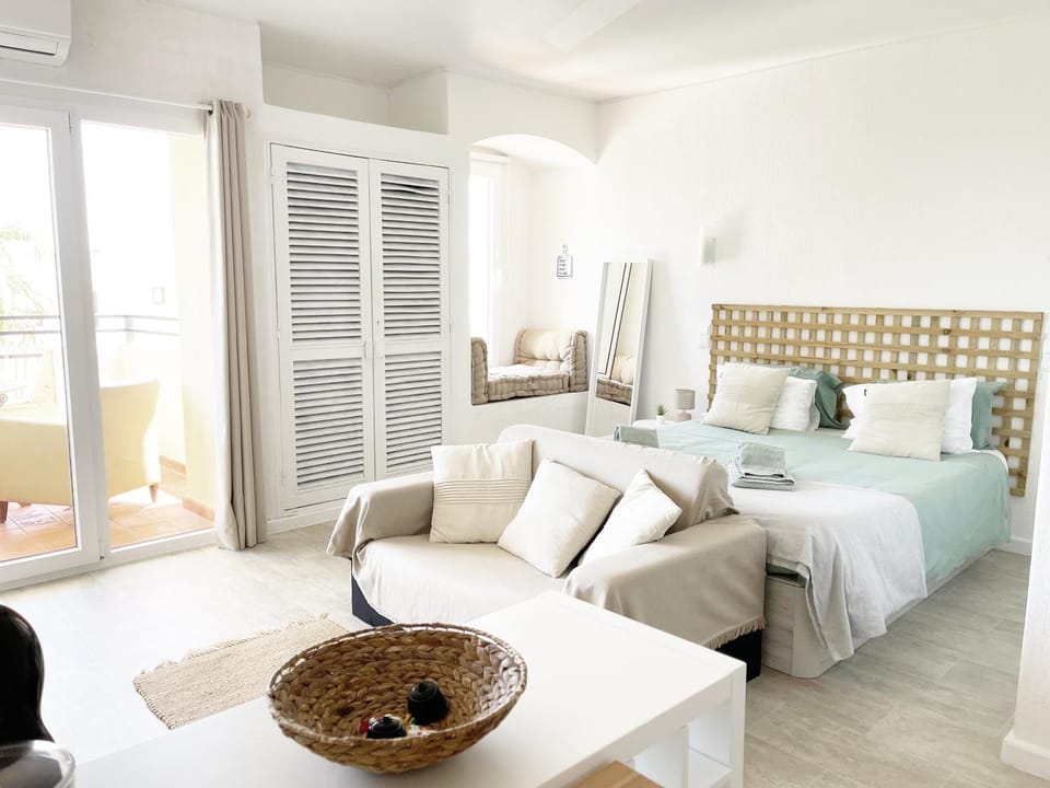 Bed, Living room, Bedroom, wardrobe