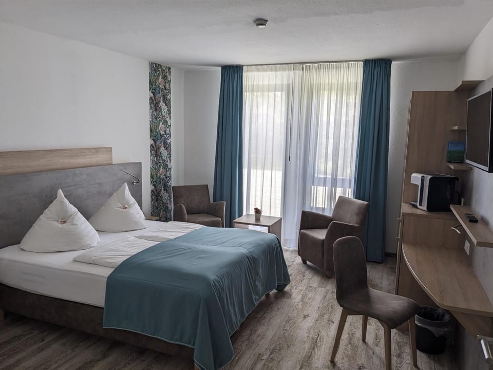 Bed, TV and multimedia, Photo of the whole room, Seating area, Bedroom