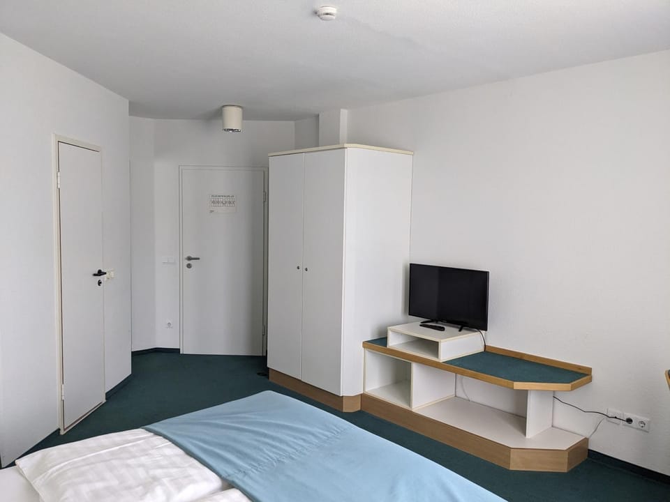 TV and multimedia, Photo of the whole room, Bedroom, wardrobe