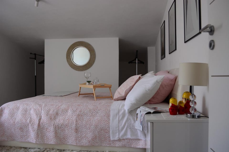 Bed, TV and multimedia, Bedroom, Garden view, Mountain view