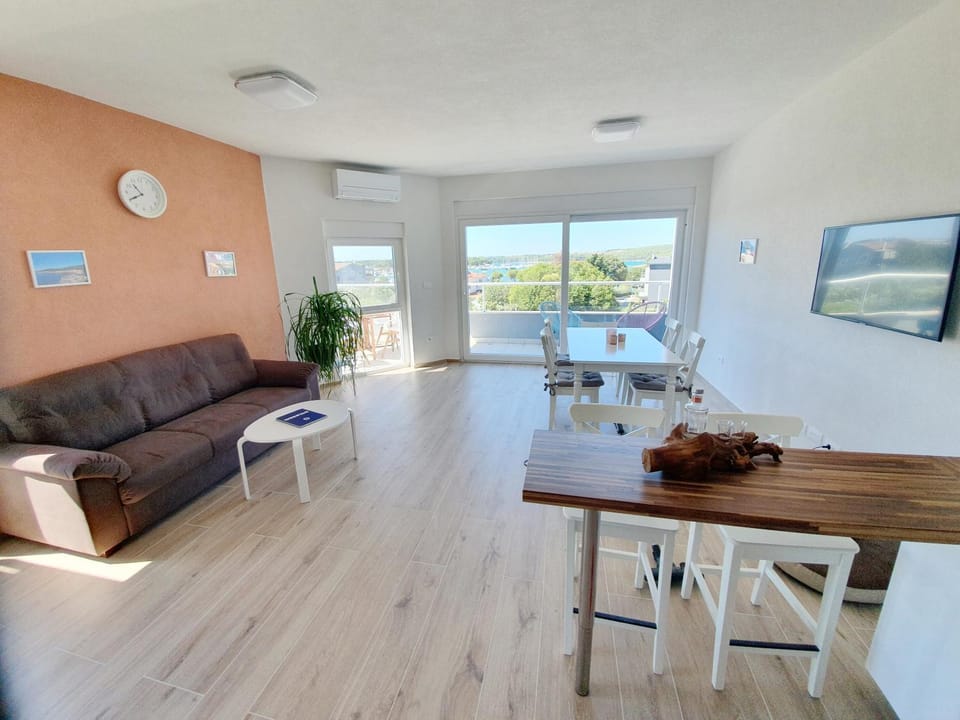 Kitchen or kitchenette, Living room, Photo of the whole room, Seating area, Dining area