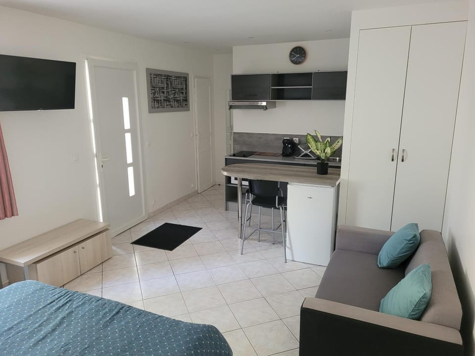 charmant studio de 30 m2 très calme avec sa grande belle terrasse et son jardin PRIVATIF Apartment in Île-de-France