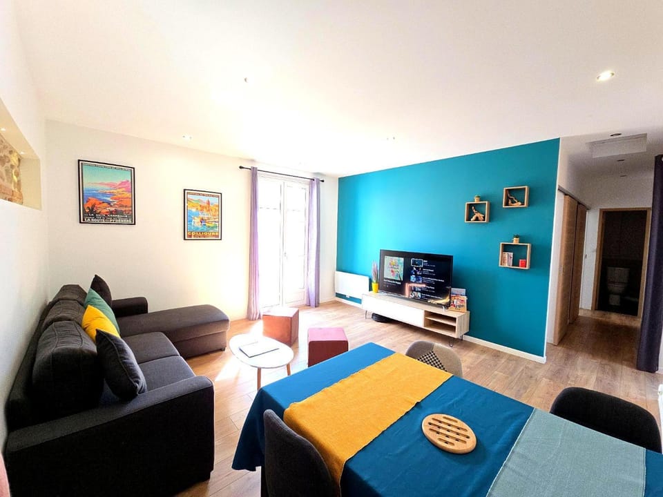 Communal lounge/ TV room, Living room, Seating area