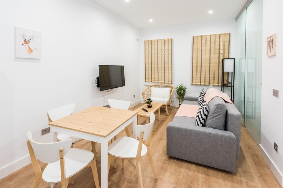 Living room, Photo of the whole room, Decorative detail, Seating area, Dining area, Area and facilities