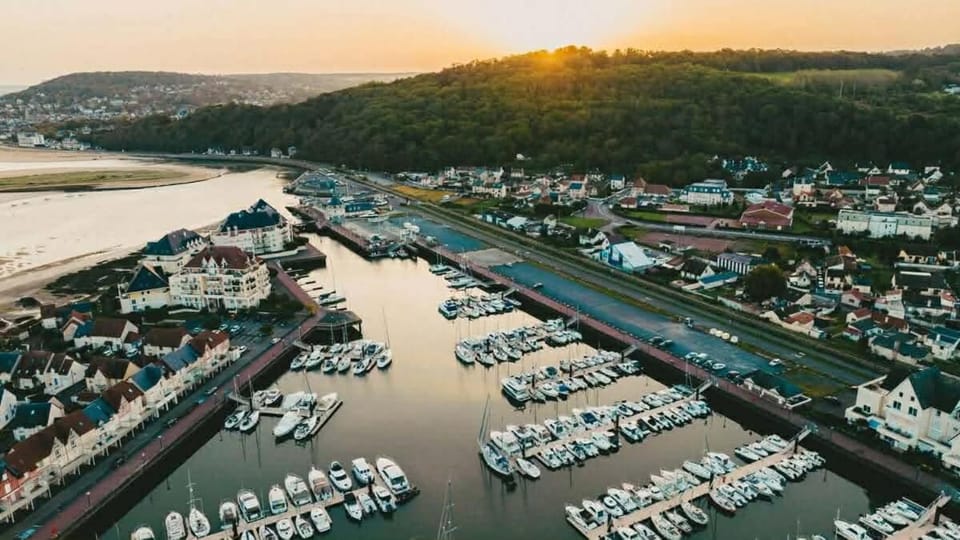 VILLA CATHY DUPLEX PLEIN SUD VUE PORT avec PISCINE INTERIEURE CHAUFFÉE Apartment in Cabourg