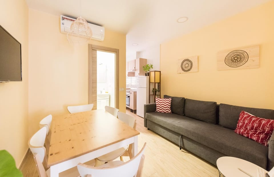 TV and multimedia, Living room, Lounge or bar, Seating area, Dining area