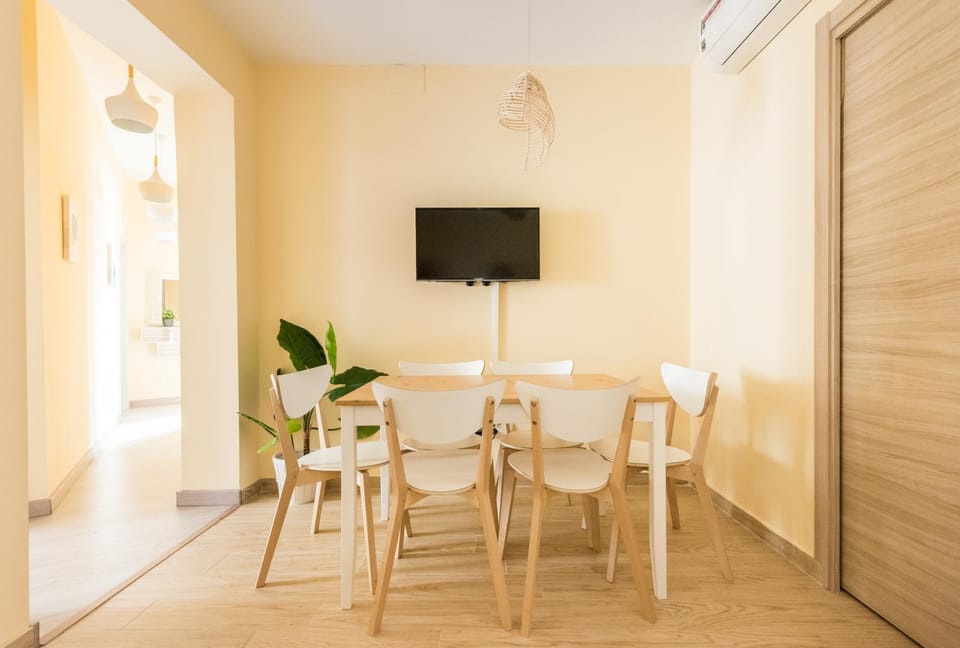 TV and multimedia, Living room, Lounge or bar, Seating area, Dining area