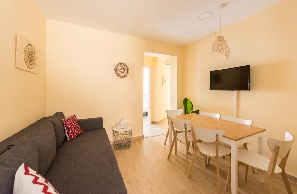 TV and multimedia, Living room, Lounge or bar, Seating area, Dining area