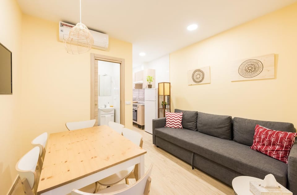 TV and multimedia, Living room, Lounge or bar, Seating area, Dining area
