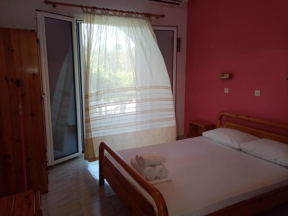 Bed, Bedroom, Garden view