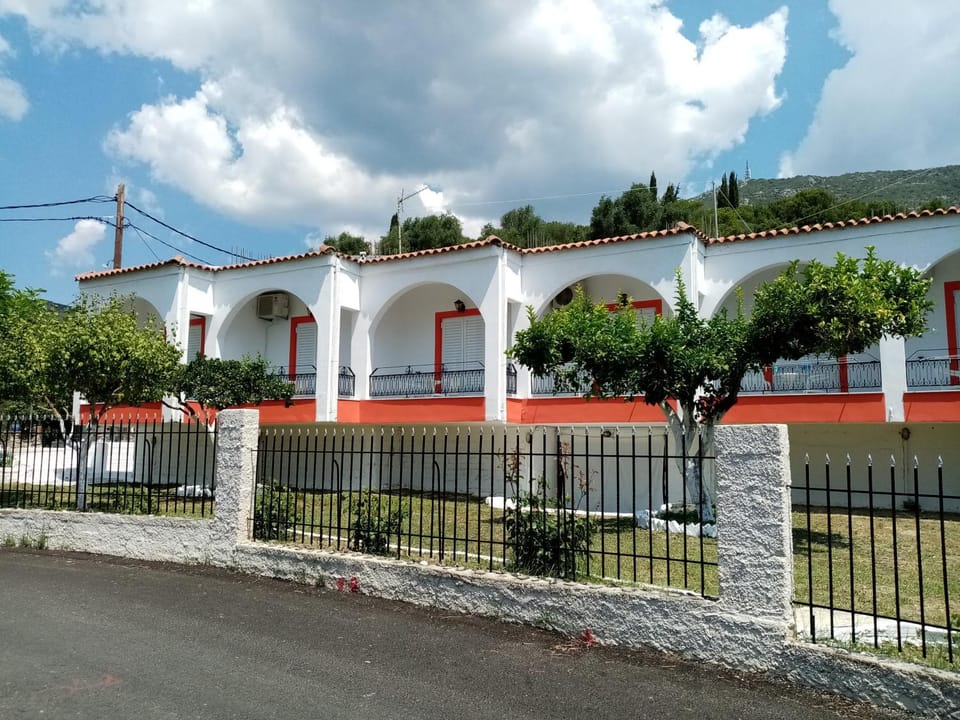 Property building, Facade/entrance, Day, Natural landscape, Garden, Landmark view, Location