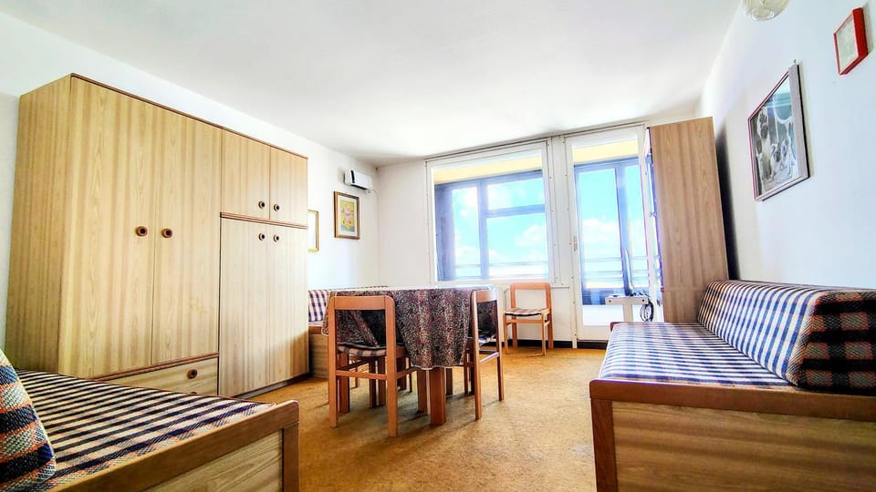 Living room, Seating area, Dining area, wardrobe