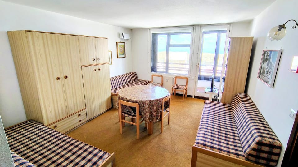 Living room, Seating area, Dining area, wardrobe