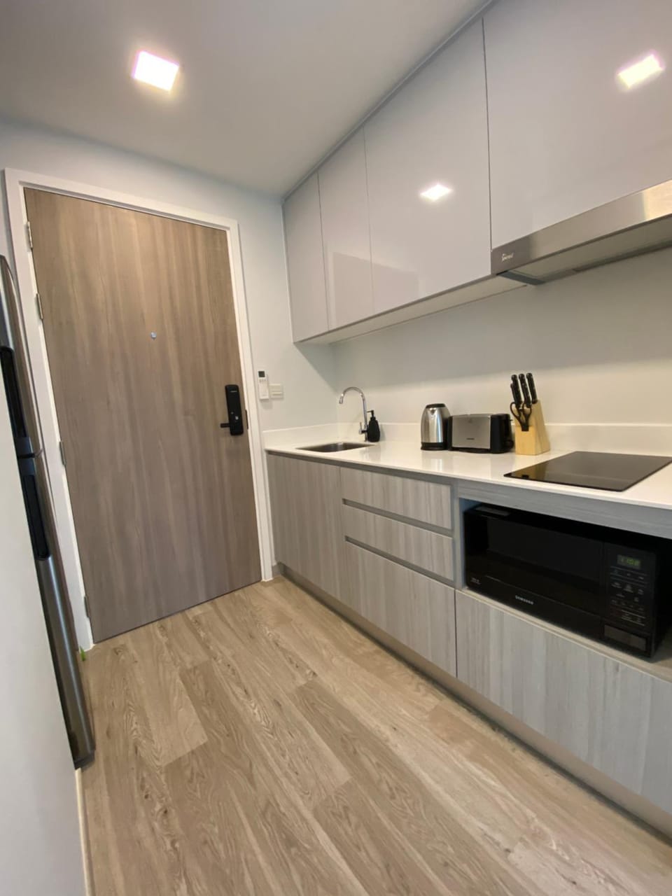 Kitchen or kitchenette, minibar, stove