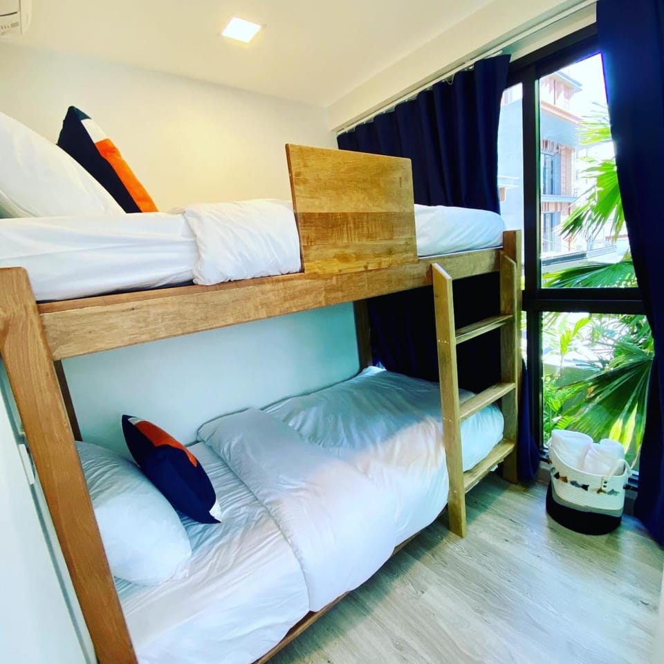 Bedroom, bunk bed