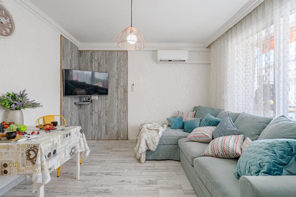 Communal lounge/ TV room, TV and multimedia, Living room, Seating area, air conditioner