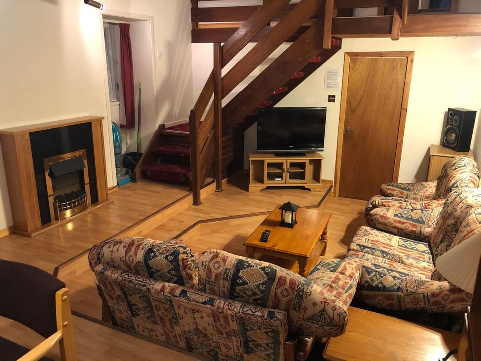 Communal lounge/ TV room, TV and multimedia, Living room, Seating area