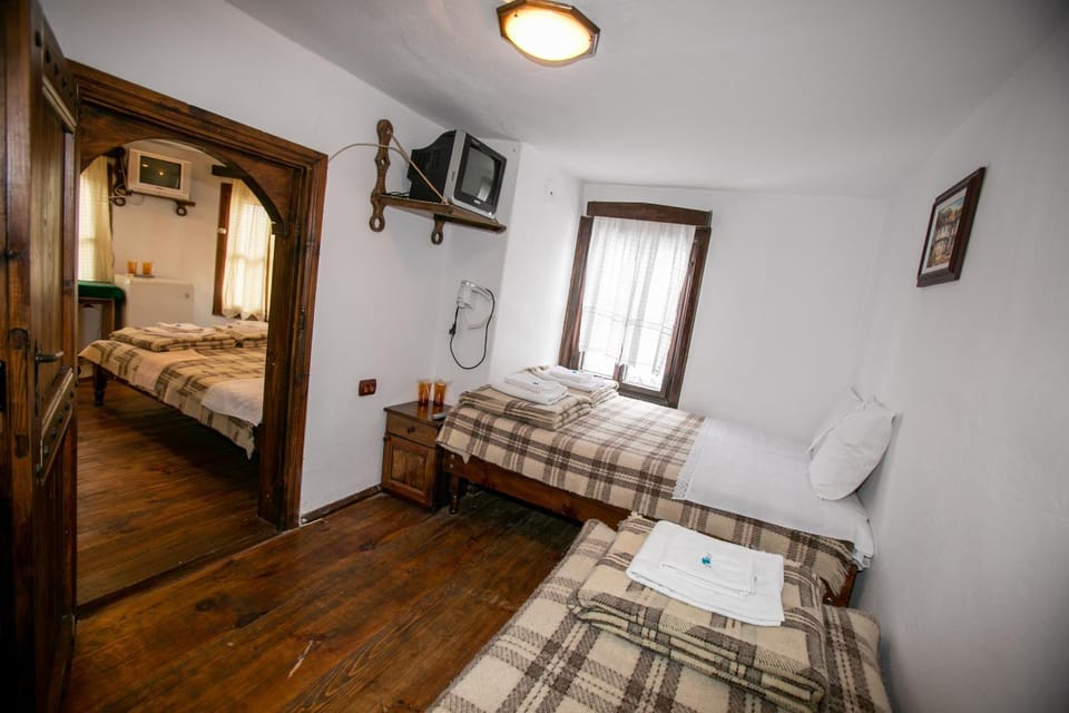 Bed, TV and multimedia, Photo of the whole room, Decorative detail, Bedroom