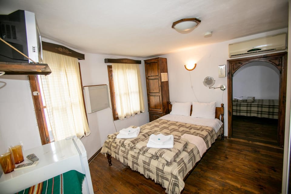 Bed, Day, Photo of the whole room, Decorative detail, Decorative detail, Bedroom
