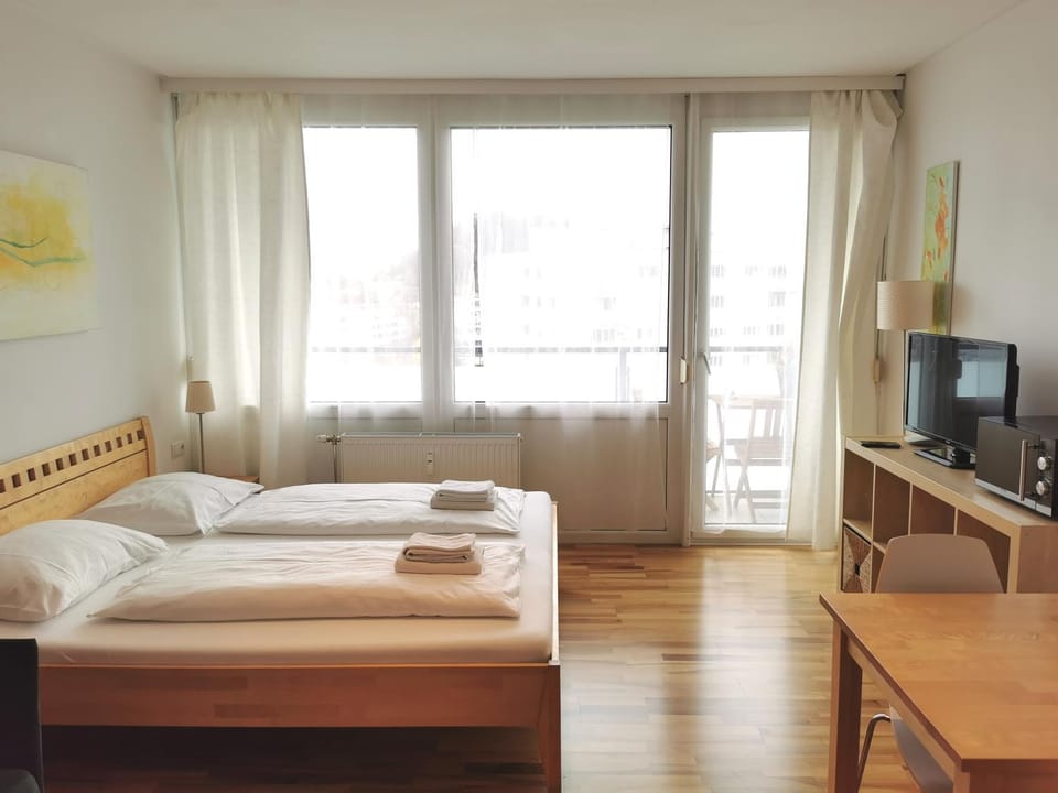 Bed, TV and multimedia, minibar