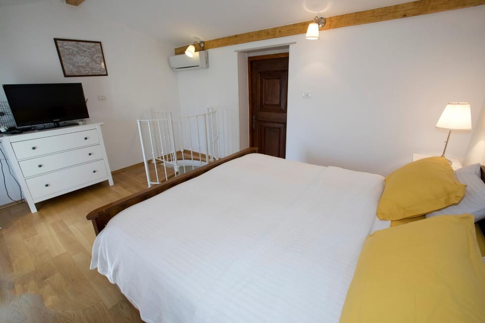 Bed, TV and multimedia, Bedroom