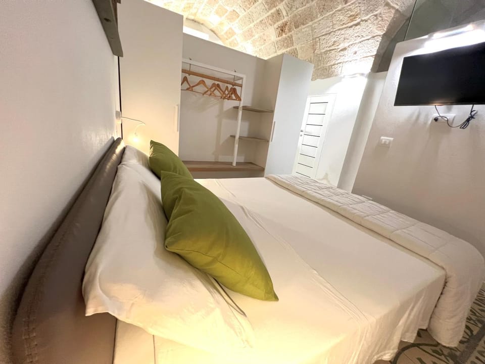 Bed, TV and multimedia, Bedroom