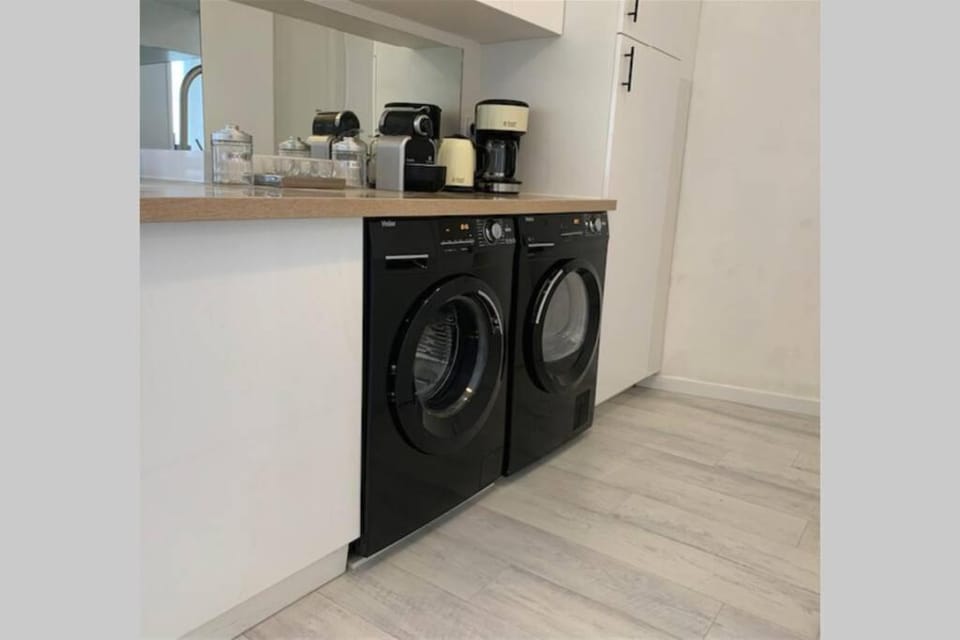 Coffee/tea facilities, toaster, washing machine, dryer