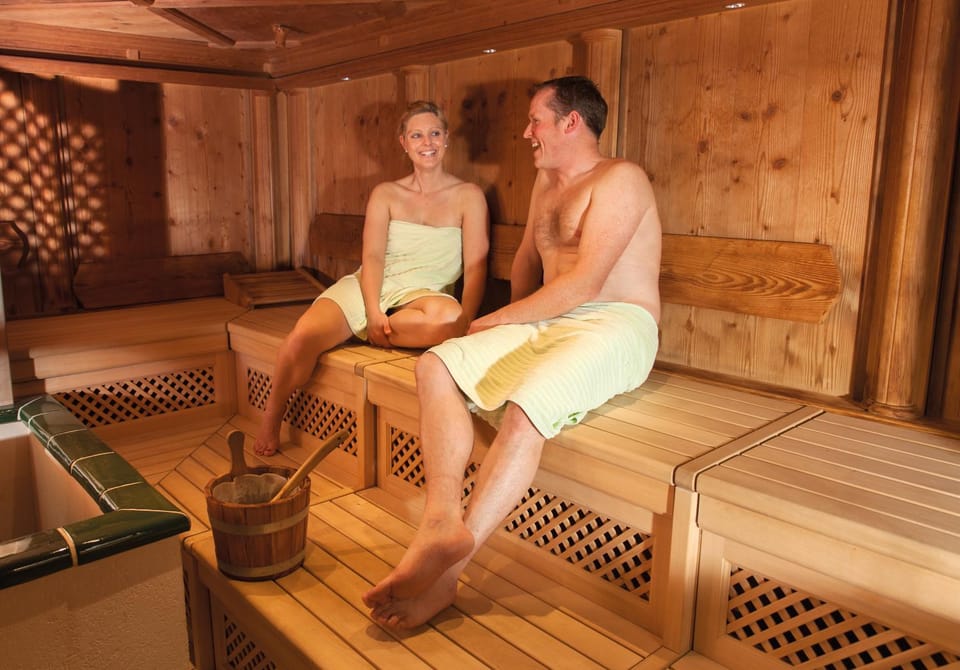 Sauna, Guests