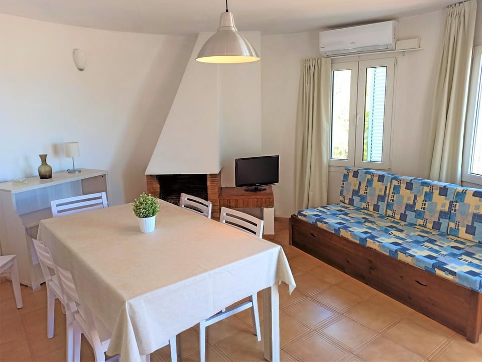 TV and multimedia, Living room, Photo of the whole room, Decorative detail, Seating area, Dining area