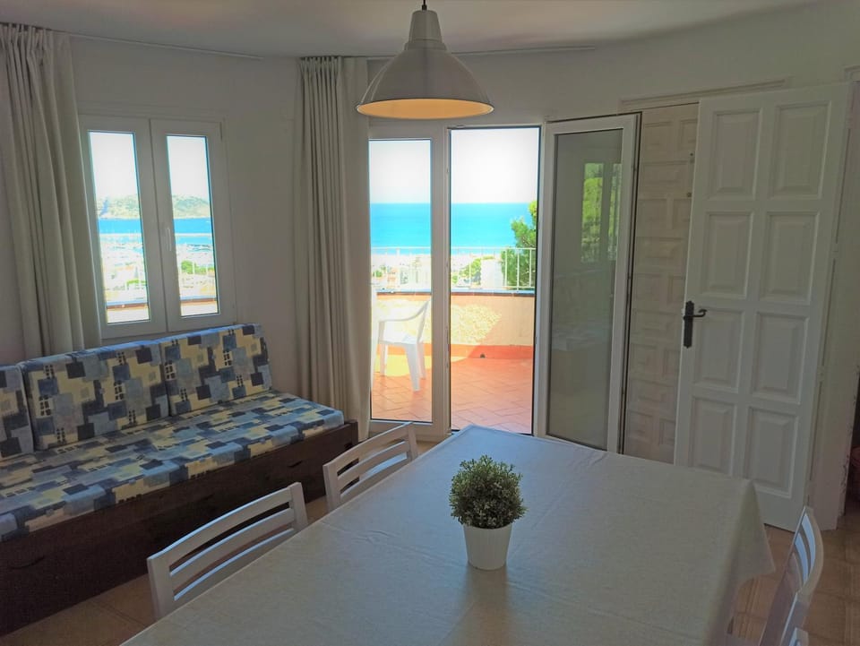 Communal lounge/ TV room, View (from property/room), Balcony/Terrace, Sea view