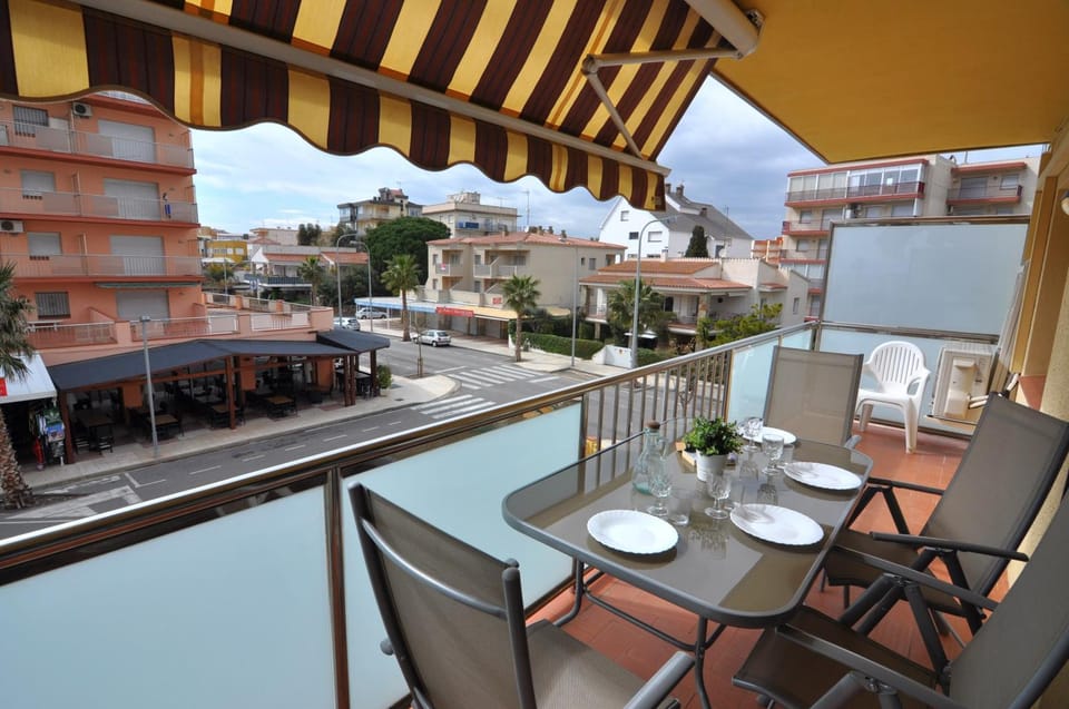 View (from property/room), Balcony/Terrace, Dining area
