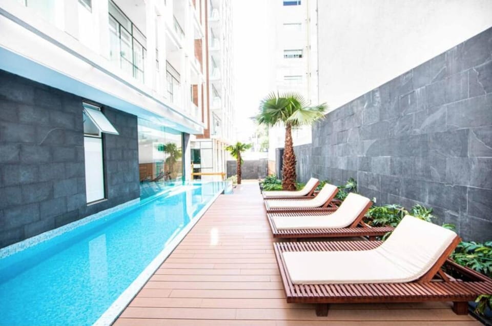 Patio, Swimming pool, sunbed