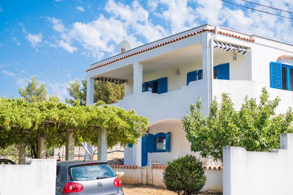 Property building, Neighbourhood, Garden, Balcony/Terrace, Parking