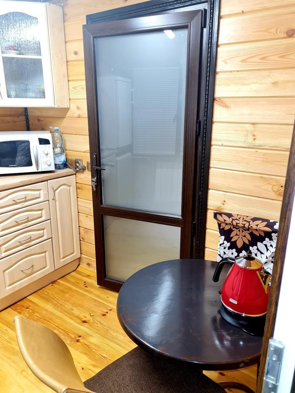 Coffee/tea facilities, Kitchen or kitchenette, Dining area, minibar