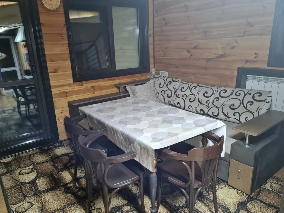 Seating area, Dining area