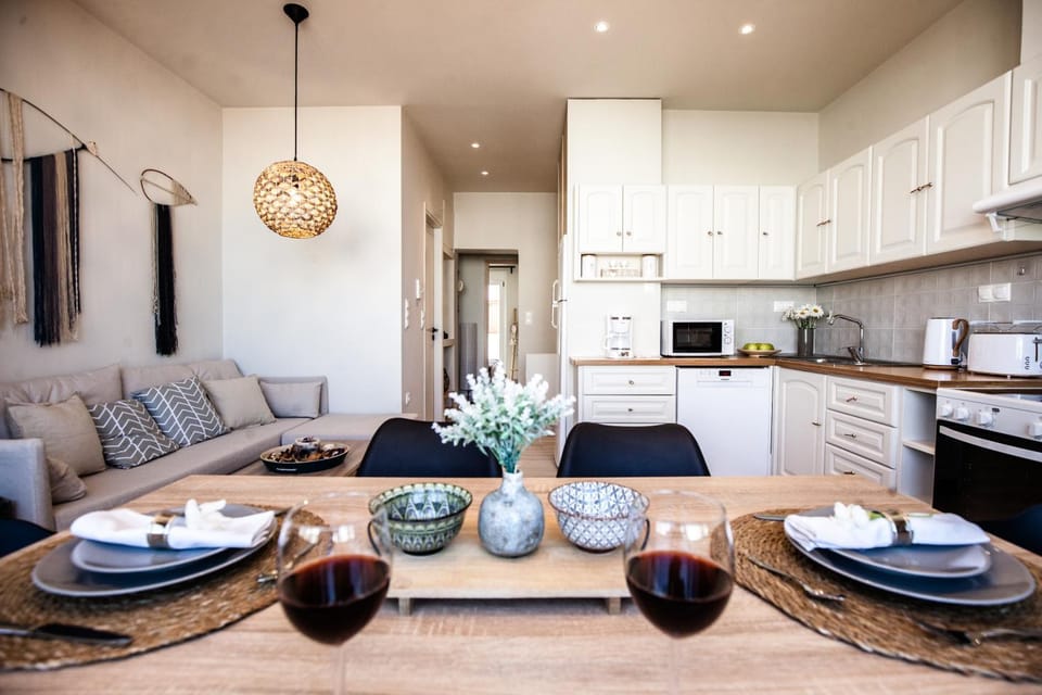 Kitchen or kitchenette, Living room, Seating area, Dining area
