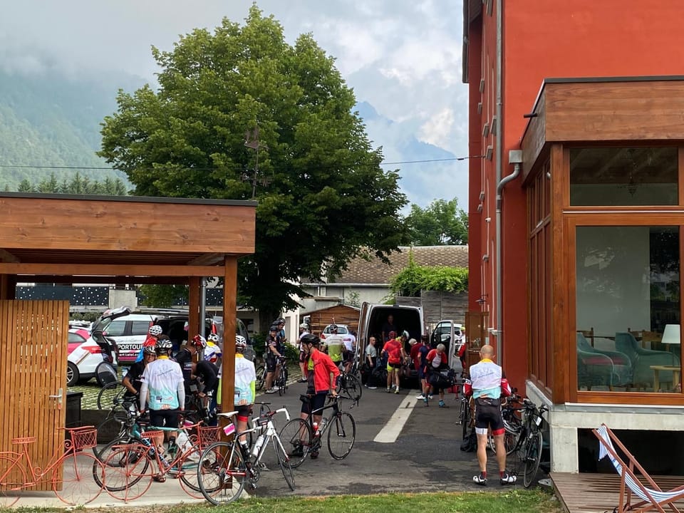 Cycling, group of guests, Parking
