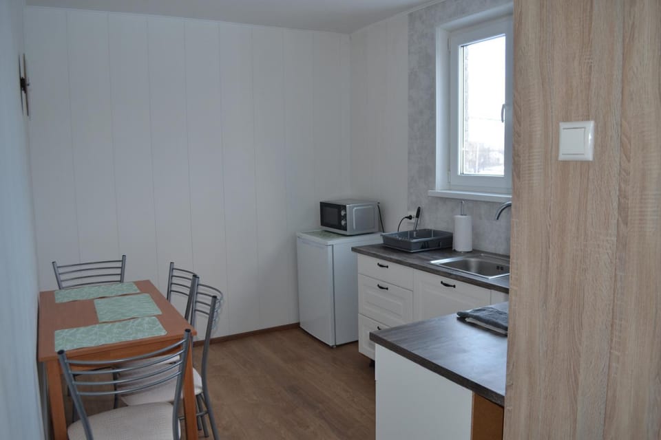 Kitchen or kitchenette, Dining area, minibar, stove