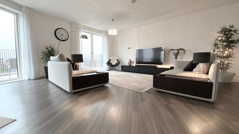 TV and multimedia, Balcony/Terrace, Living room, City view, Garden view, Landmark view, River view, Street view