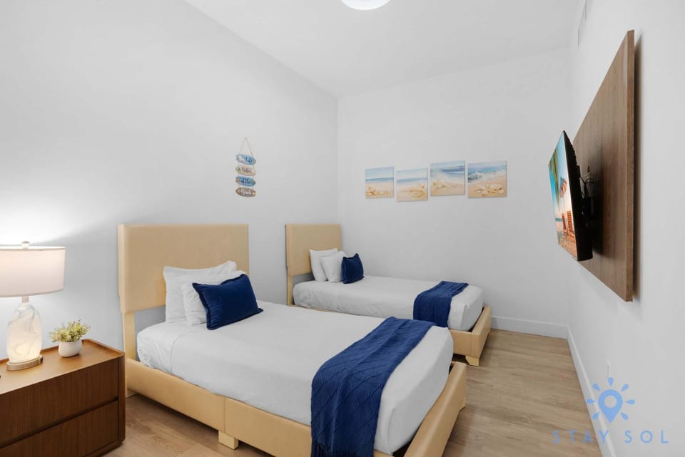 Beachfront Resort - Hot Tub & Pool- Near Beach Apartment in Hollywood Beach