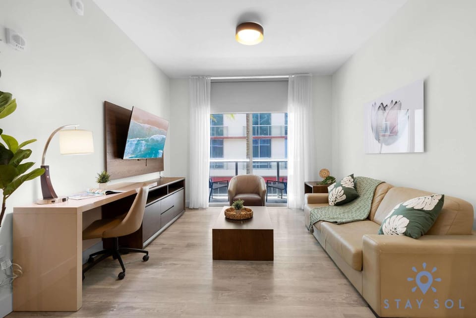 Tropical Oasis - Rooftop Pool- Near Beach - Gym Apartment in Hollywood Beach