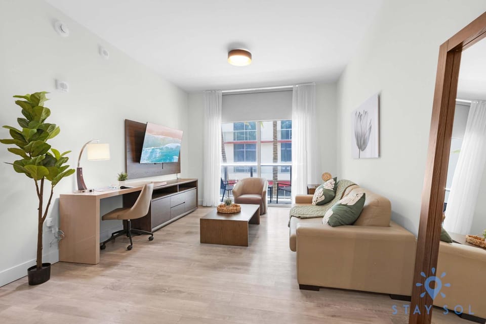 Tropical Oasis - Rooftop Pool- Near Beach - Gym Apartment in Hollywood Beach