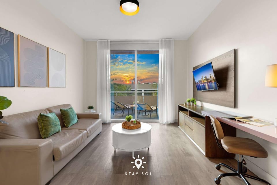 Modern Resort - Terrace - Up To 6 - Near Beach Apartment in Hollywood Beach