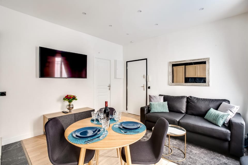 Living room, Seating area, Dining area, Drinks